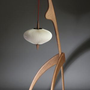 lampadaire mante religieuse Rispal en chêne naturel et fil rouge_linatelier