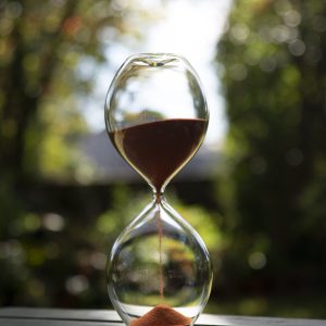 Sablier design en verre soufflé. Sablier en verre et sable de vendée. Photo KarollPetit_Nivyne_092018-236