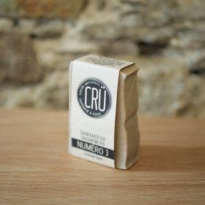 Savon beurre de karité bio et cardamome bio CRU numéro 3 écologique, éthique, artisanal et zéro déchet, vue de face à l'INATELIER Nantes