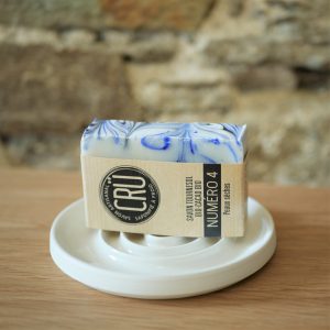 Savon beurre de cacao bio et huile de tournesol bio CRU numéro 4 écologique, éthique, artisanal et zéro déchet, sur porte-savon céramique à l'INATELIER Nantes