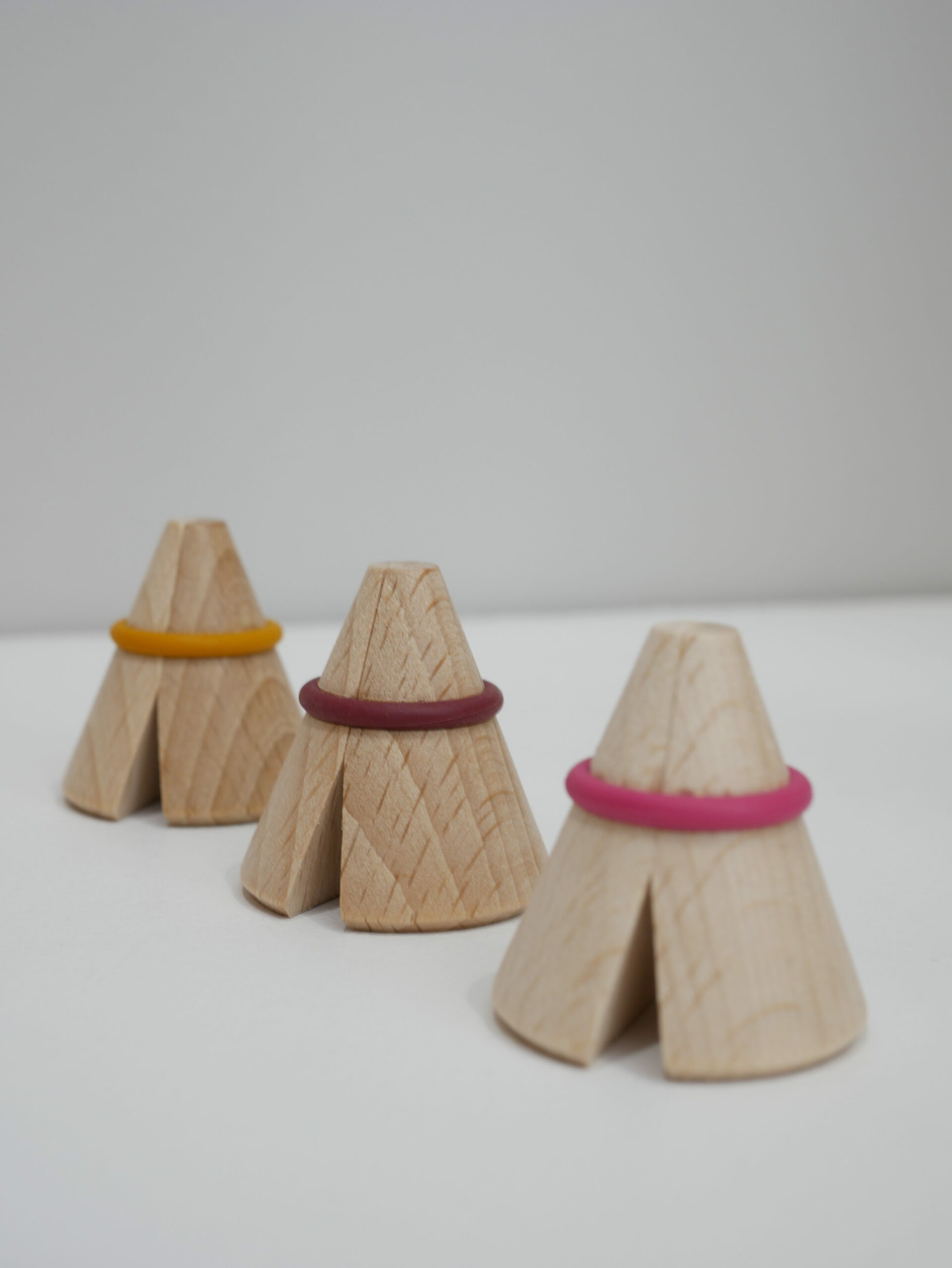 Pinces_i-cone_toutsimplement_linatelier_nantes_lot de 3 pinces pour photo ou cadre_hetre_madeinfrance_détail rose jaune bordeaux