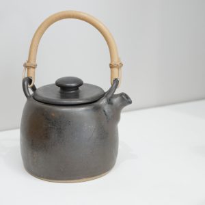 Théière céramique_grès brun foncé noir_anse bois_ L'Inatelier_Nantes_fabrication artisanale française_ bretagne