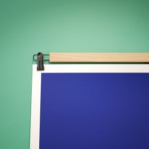 porte affiche_poster pant_Dezzig_support pour sérigraphie et affiche_déco_nantes_L'INATELIER_cadre_bois de hêtre et métal_exemple haut de l'affiche avec la grande bleu de Gwen Guegan