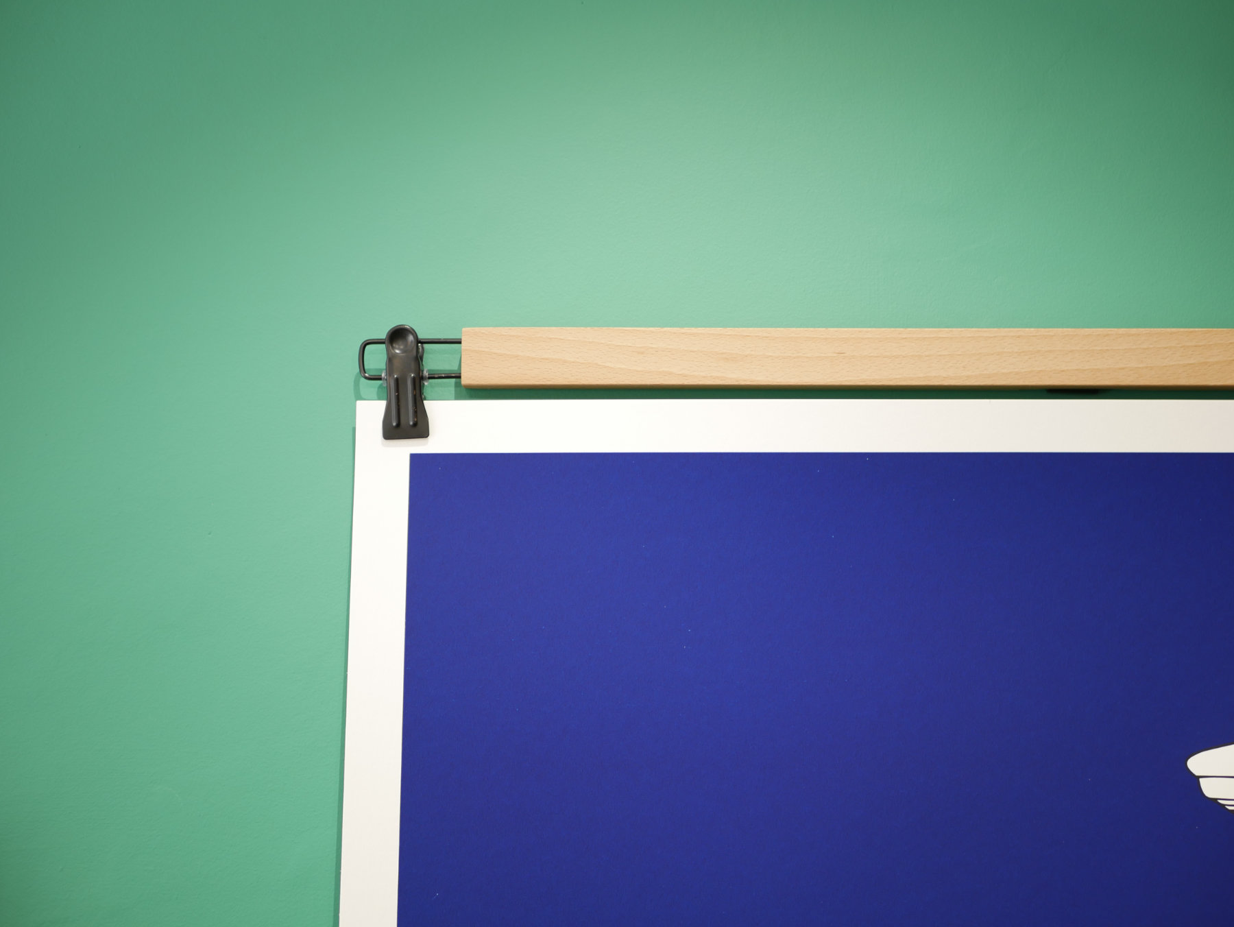 porte affiche_poster pant_Dezzig_support pour sérigraphie et affiche_déco_nantes_L'INATELIER_cadre_bois de hêtre et métal_exemple haut de l'affiche avec la grande bleu de Gwen Guegan