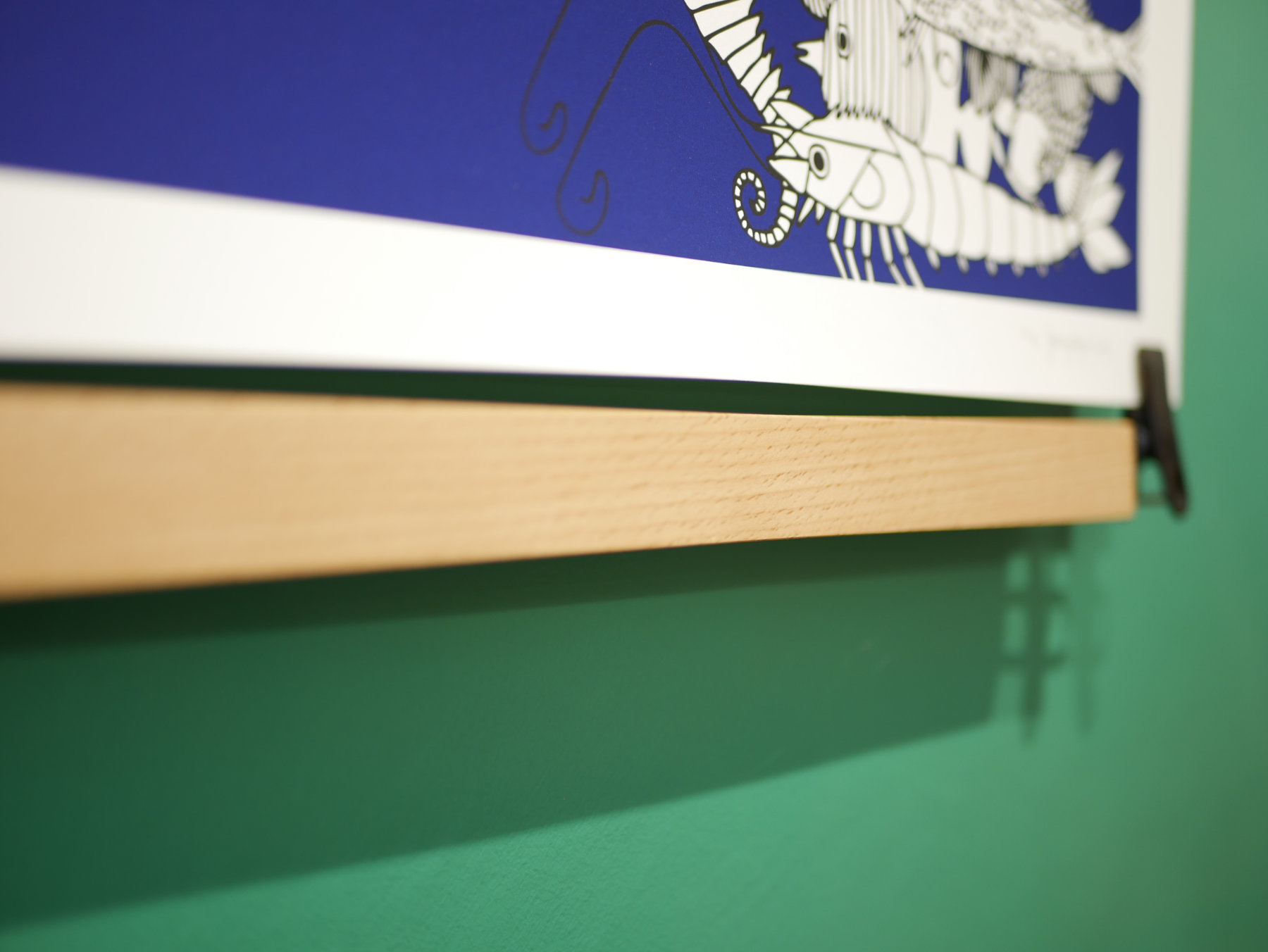 porte affiche_poster pant_Dezzig_support pour sérigraphie et affiche_déco_nantes_L'INATELIER_cadre_bois de hêtre et métal_détail du bas de l'accroche de l'affiche avec la grande bleu de Gwen Guegan
