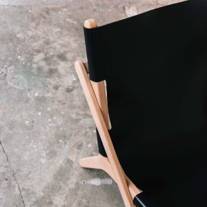 faureuil h noir_An°so design_Anne so_linatelier_design Nantes_Déco_cuir clair_structure bois_artisanat_contemporain_ profil_en situation_détail
