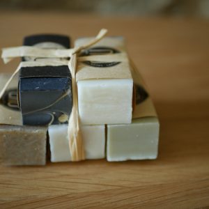 Lot de 5 petits savon cru_artisanaux_locaux_saponnification à froid_naturel_bienfait_salle de bain_savonnerie cru_saponnification à froid_anne_L'Inatelier Nantes_Boutique 100% fabrication française_zoom