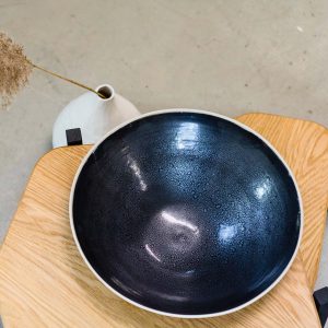 Table basse allia_linatelier_bois et céramique_chene massif_pièce unique_sur-mesure_décoration_meuble_artisanat français_vincent hudelot_atelier hudelot_ Margot coville_nantes_made in france_L'Inatelier_Boutique déco_création_détail_crédit photo Folle Allure