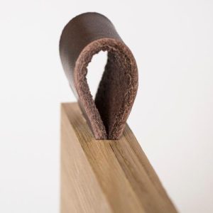 lampe à poser_Moon_KNGB_Upcycling_bois_feutre_cuir_design_création_Nantes_décoration_luminaire_chambre_feutrine_tamisé_surcyclage_zéro_déchets_détail lanière cuir_chute_réutilisation_surcyclage_écodesign
