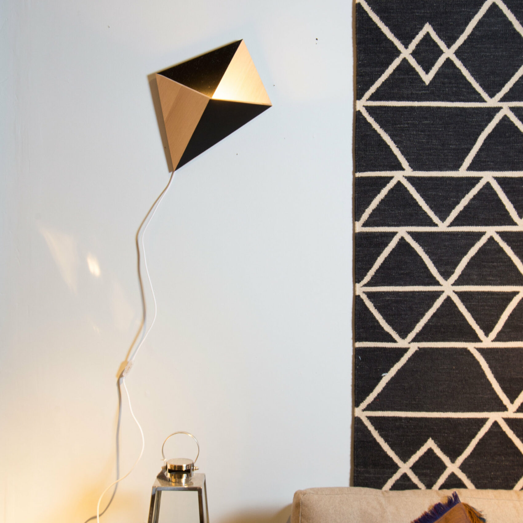 Applique Cerf-volant_enfant_luminaire_chambre_couleur_personnalisable_made in France_ecoconception_bois_durable_artisanat_lampe_décoration_nantes_L'Inatelier_noir