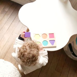 petite-table-enfant-blanc-nuage-bois-ecoresponsable-vernis alimentaire-made-in-france-bureau-boutique-boogy-woody-linatelier-nantes-chaise-lapin-en-situation-plateau-meuble-mobilier-jeunesse-activité