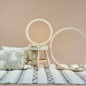 Lampe_cercle_lumineux_bois_naturel_simple_60cm_fait main_made-in-france_hêtre_comme-un-rayon-de-soleil_linatelier_nantes_décoration_luminaire_led_ambiance_artisanat_design_épuré_umière-blanc-chaud_sobre_designer_décoration-intérieure