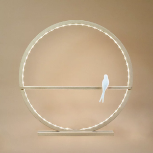 Cercle lumineux en bois naturel et hirondelle en porcelaine