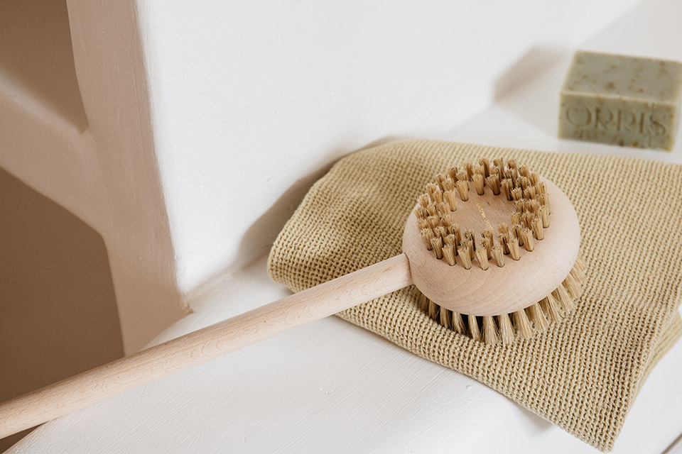Brosse pour le dos, 2 cotés, en situation-_hêtre_andree jardin_déco_intérieur_décoration_naturel_made-in -france_artisanat_nantes_linatelier- salle de bain- soin-beauté