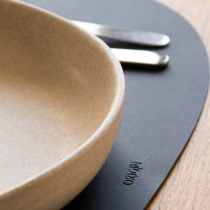 Détail set de table cuir recyclé- teinte noir - art de la table