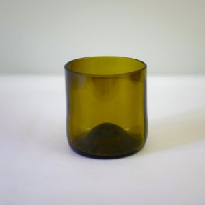 Verre à eau-brun-vert-table-boisson-design-artisanat-made in france-Nantes-Glo up-pichet-art de la table-fond blanc-en situation eau versée