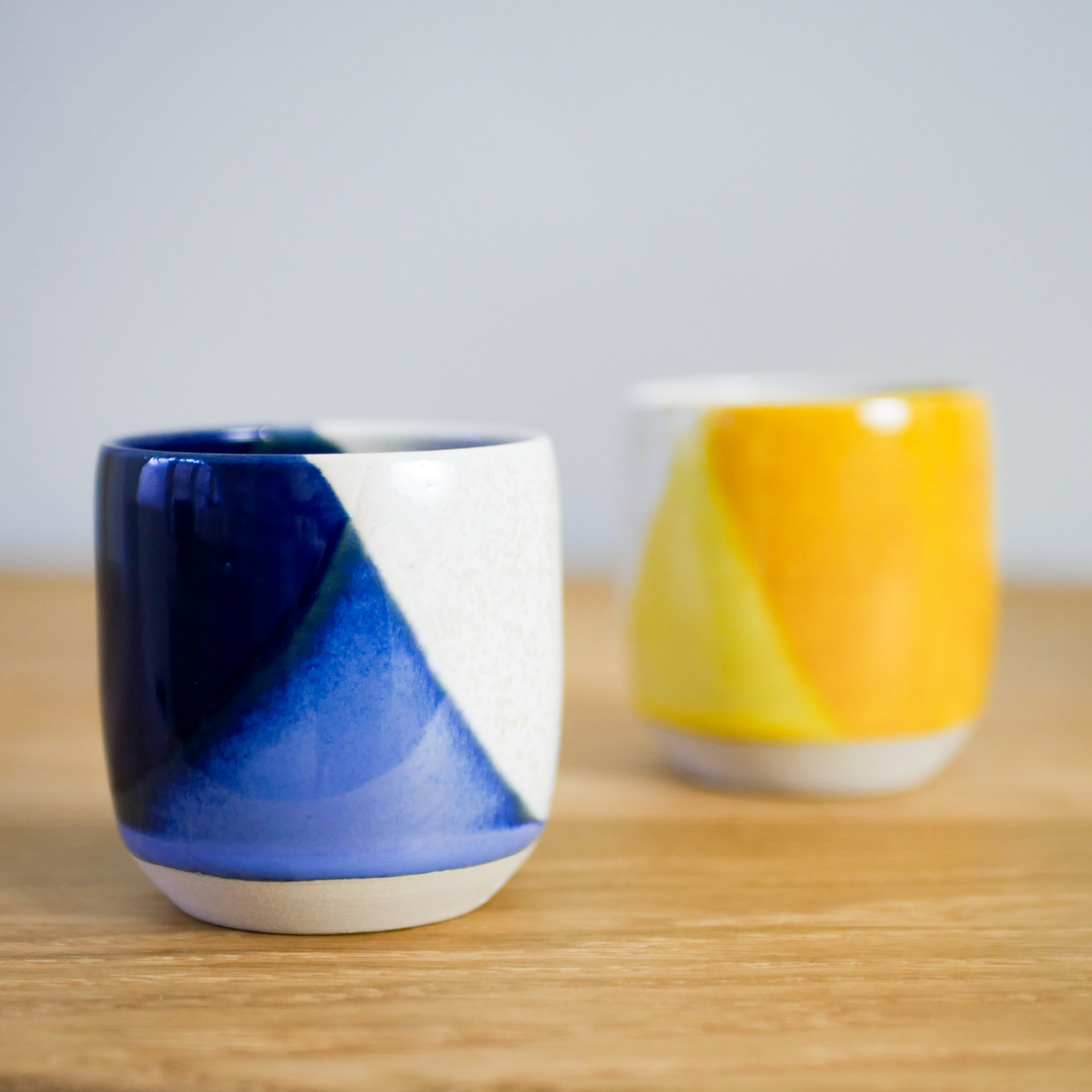 Tasse-cafe-ceramique-graphiste-en-terre-jaune-linatelier
