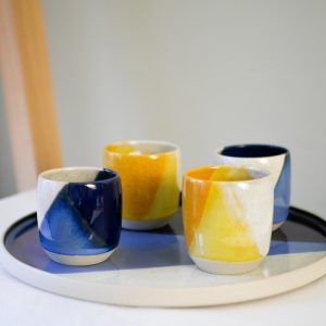 plat en céramique artisanal avec tasses. vue complète. Réalisé par graphiste en terre pour l'inatelier