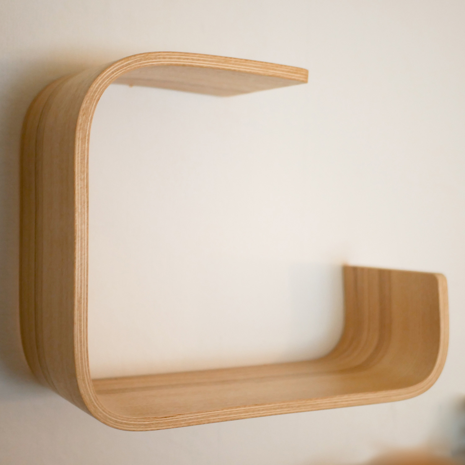 Etagère murale déco en bois clair. Réalisé par Lucie Frolet/Atelier assis pour L'INATELIER. Modèle COCOON, vue nue