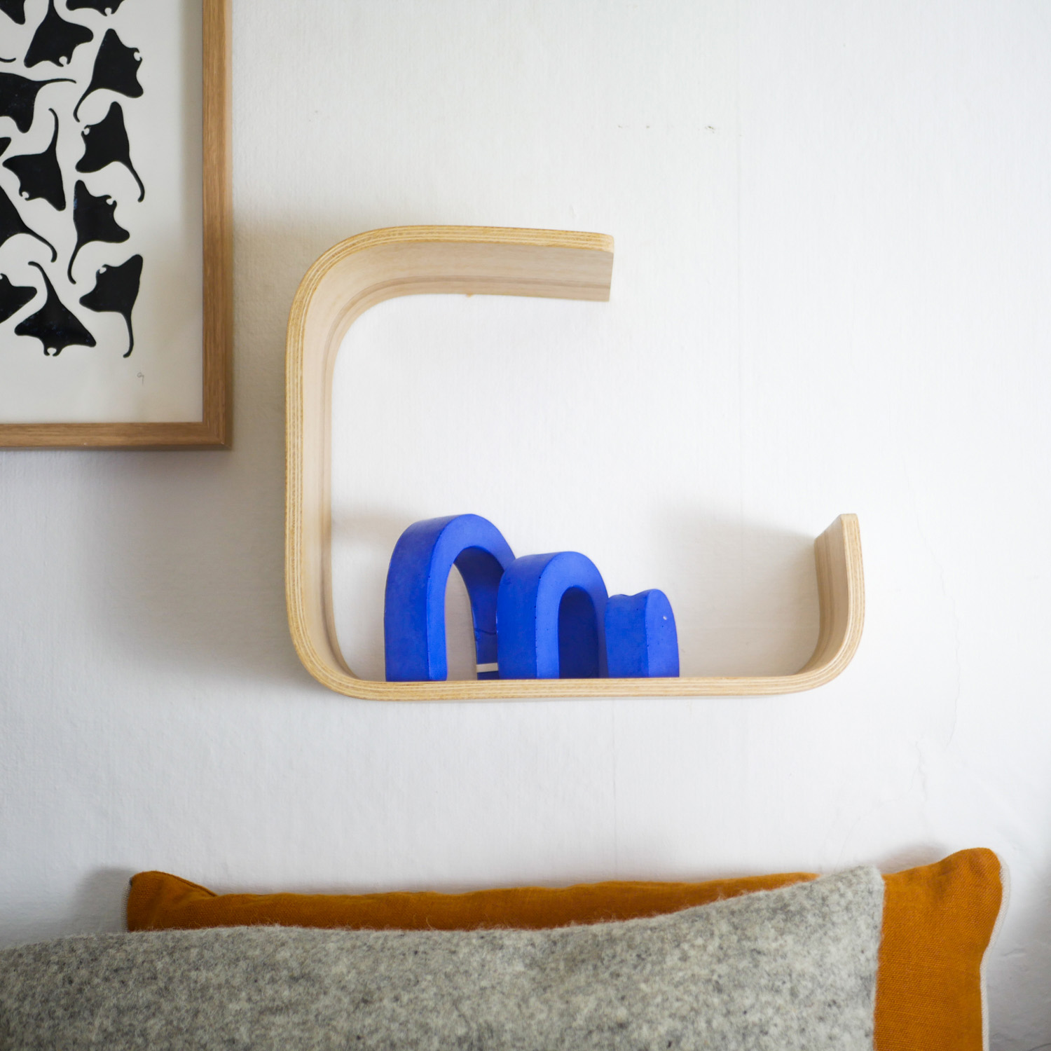 Etagère murale déco en bois clair. Réalisé par Lucie Frolet/Atelier assis pour L'INATELIER. Modèle COCOON, vue objets déco