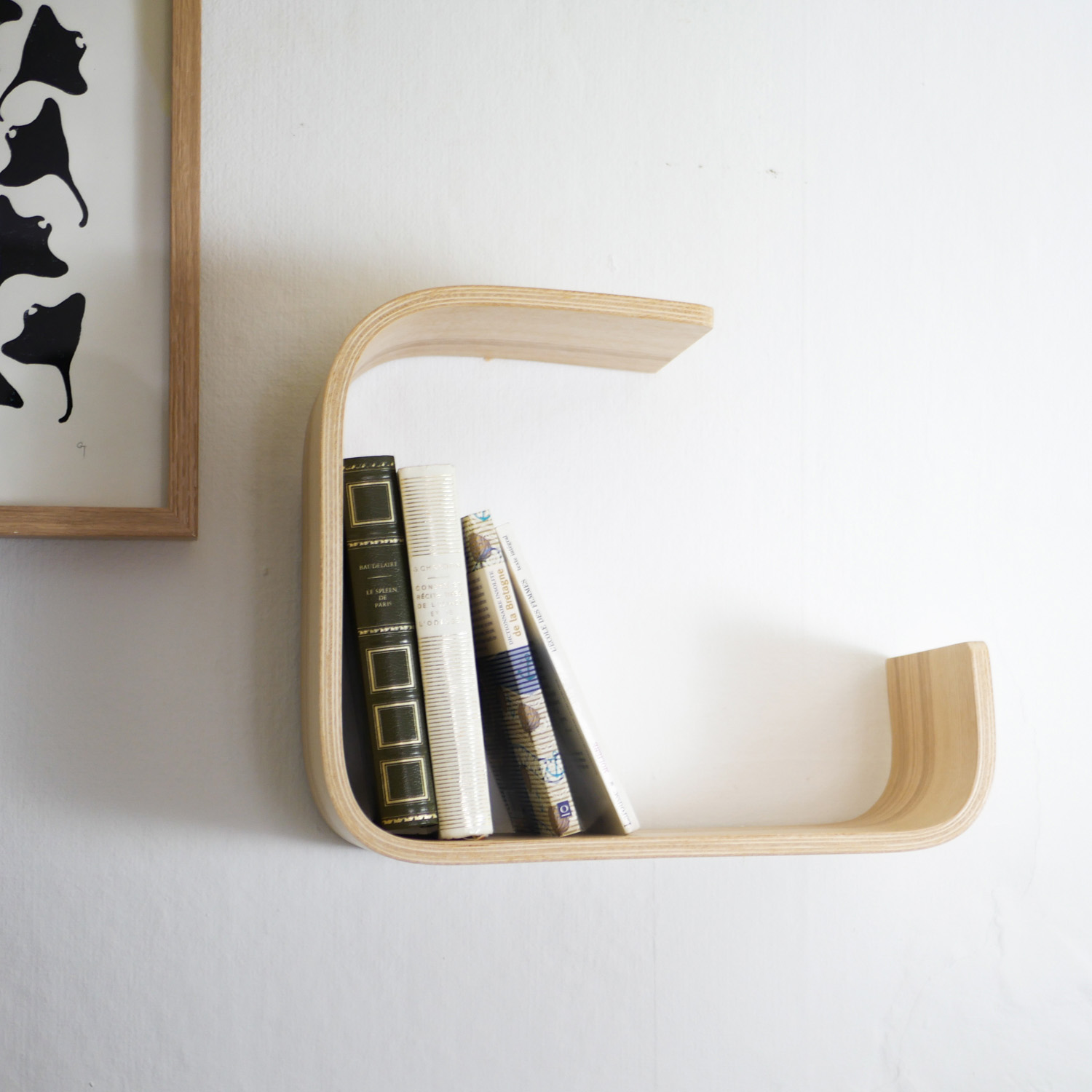 étagère murale déco en bois clair. Réalisé par Lucie Frolet/Atelier assis pour L'INATELIER. Modèle COCOON, vue avec livres