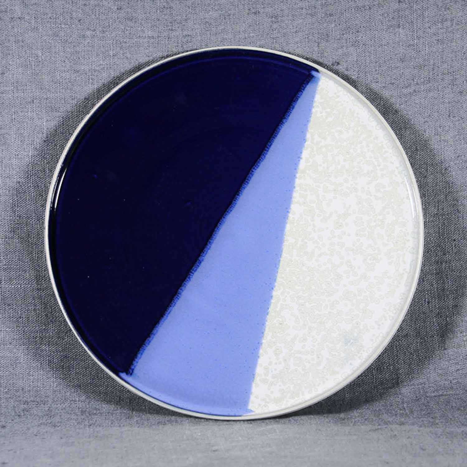 assiette-en-grès bleu-céramique-linatelier