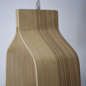 Suspension en bois naturel noyau en bois moulé. Focus matière frêne Olivier.